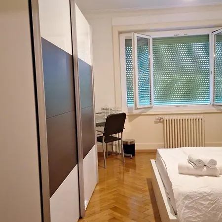 Une Chambre A Coucher Dans Un Au Centre-ville