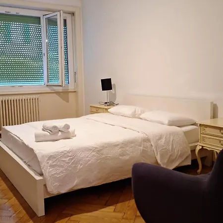 Homestay Une Chambre A Coucher Dans Un Au Centre-ville *